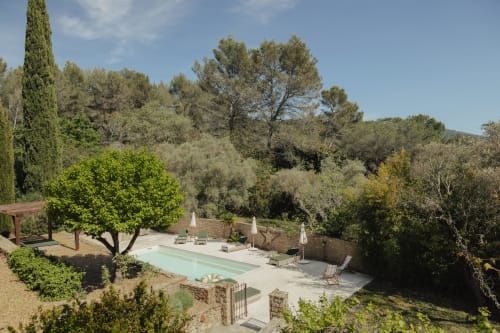 Piscina del cottage Mas Tihou con vista sul giardino circondata da alberi provenzali e lettini a Le Beausset