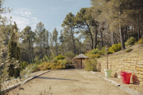 Cour de jardin paisible au gîte Mas Tihou au Beausset avec coin ombragé et vue sur la forêt de pins