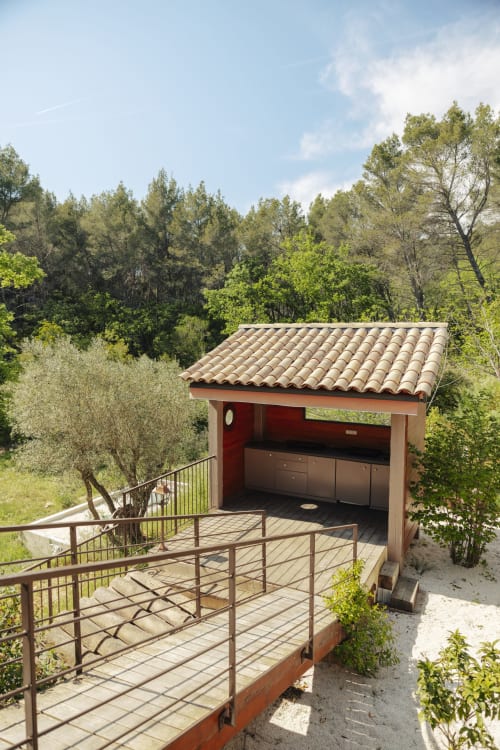 Pavillon de cuisine extérieure moderne avec toit en tuiles à la maison d'hôtes Mas Tihou, entouré d'un jardin méditerranéen et de forêt