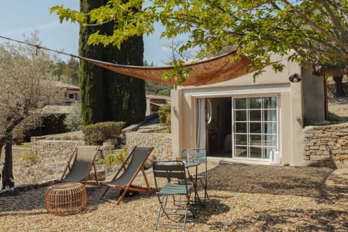 Terrasse du gîte Mas Tihou au Beausset avec transats, voile d'ombrage et vue sur le jardin