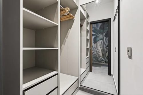 Moderna cabina armadio dell'appartamento The Loft Jenner a Milano con scaffali e porte a specchio