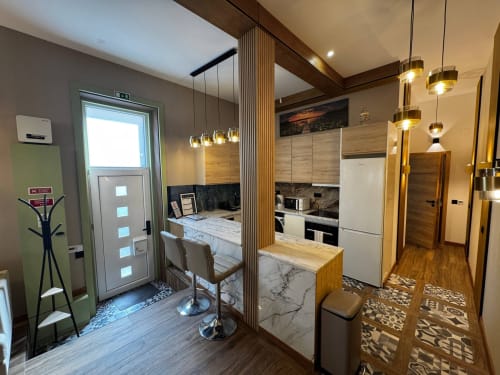 Cozinha e sala de jantar moderna da vila Antas Family Retreat na Amber Star Rent, Vila Nova de Gaia, com acabamentos em mármore