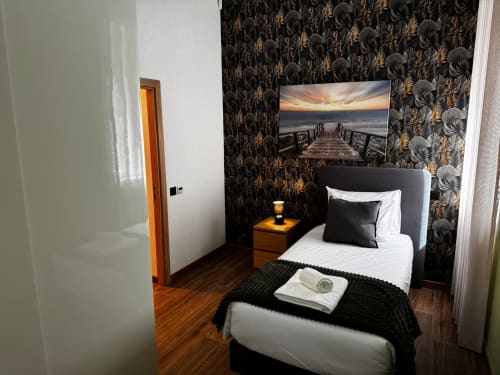 Quarto moderno da Vila Amber Star em Vila Nova de Gaia com papel de parede estampado escuro, cama de solteiro e criado de madeira