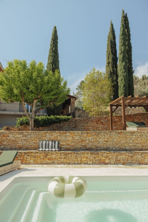 Area piscina del Mas Tihou con cipressi e terrazza in pietra a Le Beausset, Francia