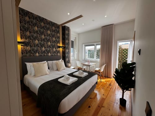 Quarto de luxo na villa Amber Star Rent em Vila Nova de Gaia com mobiliário moderno, parede de destaque estampada e vistas da cidade
