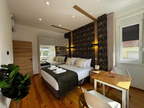Quarto de luxo na villa Antas Family Retreat, Vila Nova de Gaia, com cama de casal, cabeceira espelhada, padrões escuros