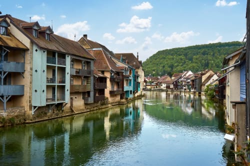 Village pittoresque au bord de la rivière avec bâtiments historiques à colombages, Vallée du Lison, France