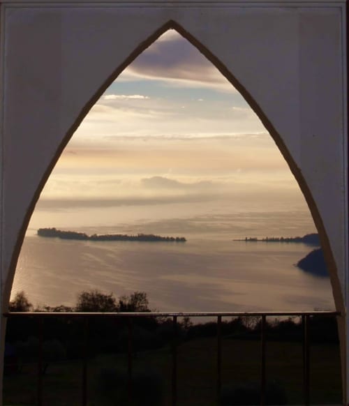 Seeblick durch das Bogenfenster des Casa dell'Artista, Prince Garda Hotel in Salò, Italien