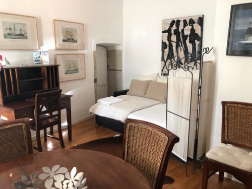 Apartamento duplex PortoSense na Ribeira com cama, mesa de jantar, piano e quadro de navio emoldurado