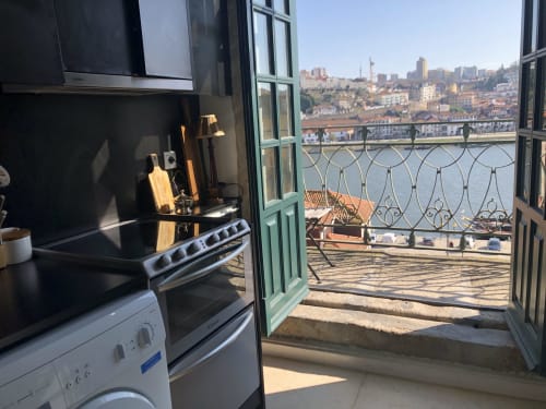 Cozinha moderna com vista para o rio, apartamento duplex PortoSense Ribeira no Porto, Portugal