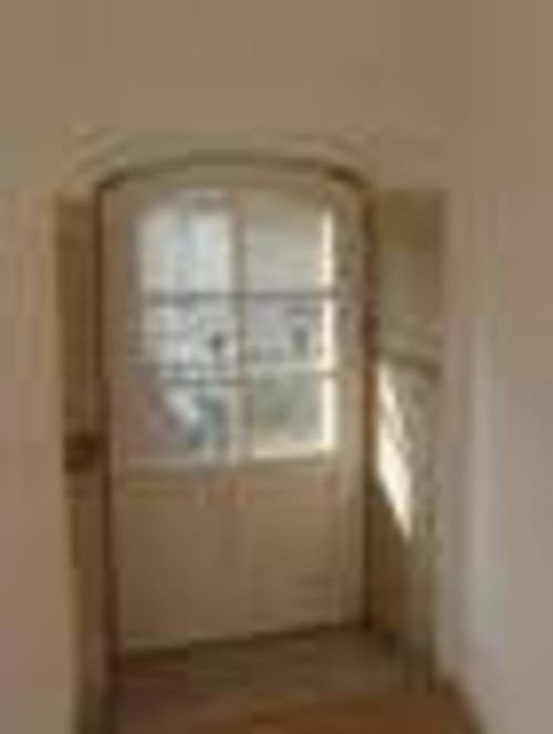 Porta luminosa com janela de seis painéis no apartamento duplex PortoSense Ribeira, acomodação com vista para o rio Douro no Porto