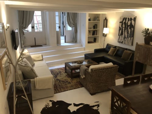 Apartamento PortoSense moderno em Almada, Porto com sala de estar aberta, sofá creme, assentos pretos e elevado