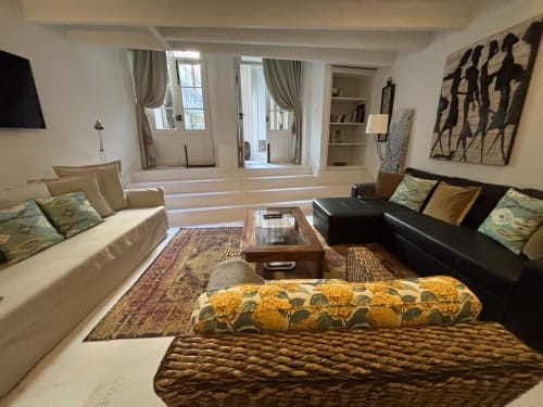 Sala de estar moderna do apartamento PortoSense Almada com áreas de convívio, mesa de centro em madeira e vistas para o pátio no Porto, Portugal