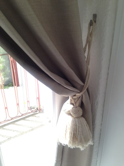 Cortinas cinzentas com prendedor de linho bege no apartamento PortoSense Almada no Porto, Portugal
