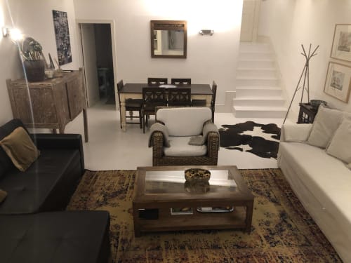 Área de estar do apartamento PortoSense Almada com espaço de estar, mesa de jantar e escada no Porto