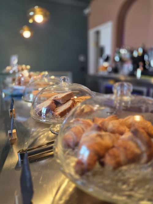 Elegante presentazione colazione presso Via del Mare Apulia B&B con dolcetti sotto campana di vetro e illuminazione calda