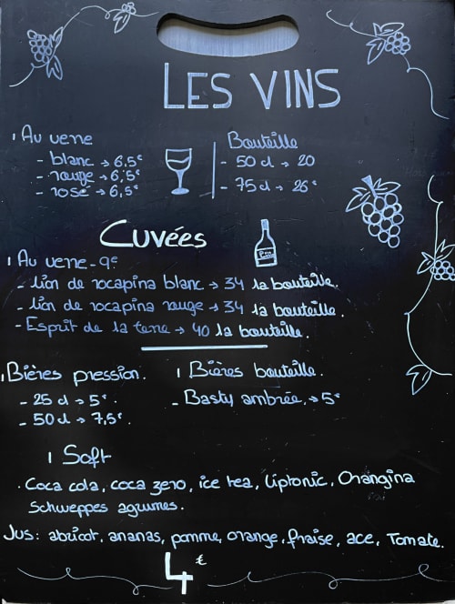 Tableau des vins du Domaine Pero Longo listant cuvées françaises, bières et boissons sans alcool à Sartène
