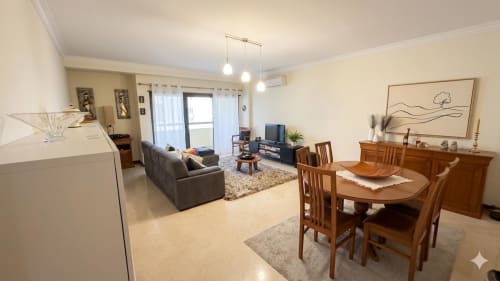 Moderno apartamento com 3 quartos em Lisboa, com sala de estar em plano aberto, área de refeições e vista para a cidade