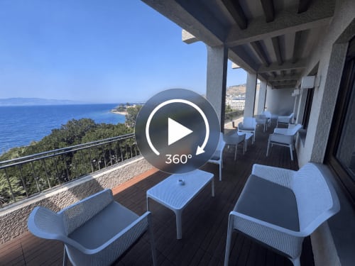Terrazza balcone di lusso della Reggio Suite B&B con vista mare, arredamento moderno bianco, affaccio sulla costa calabrese