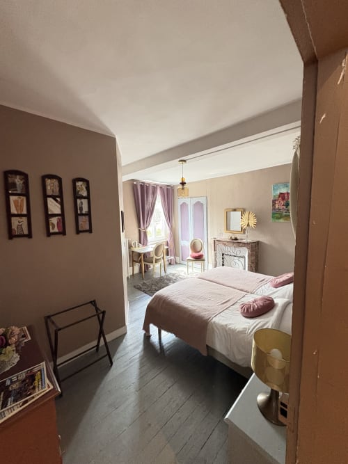 Chambre twin à Villa Aliénor B&B aux Andelys avec parquet, murs beige, salle de bain attenante et coin salon