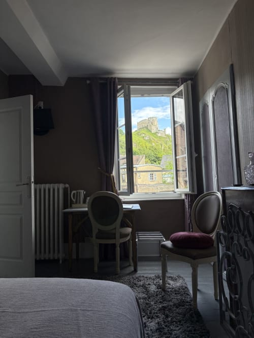 Chambre twin à Villa Aliénor avec bureau, chaises et vue sur le château de Les Andelys par les fenêtres