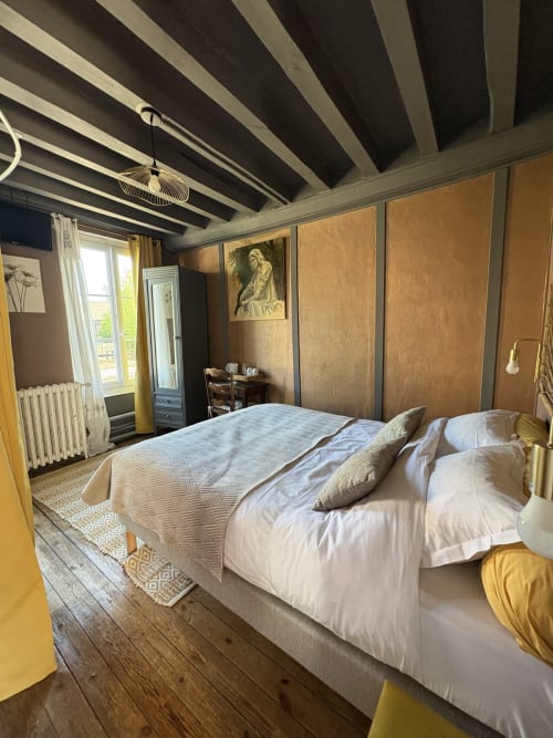 Spacieuse chambre double à la Villa Aliénor aux Andelys avec poutres apparentes, parquet et tons terre chaleureux