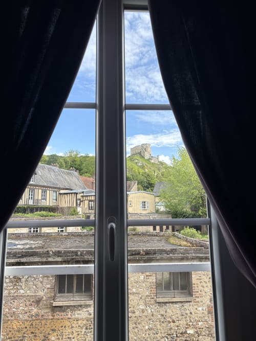 Vue depuis la chambre de la Villa Aliénor sur les ruines du château et les bâtiments historiques des Andelys