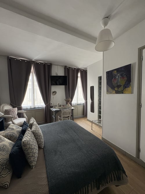 Chambre confortable à la Villa Aliénor avec lit double, rideaux occultants, bureau et vue sur la ville aux Andelys