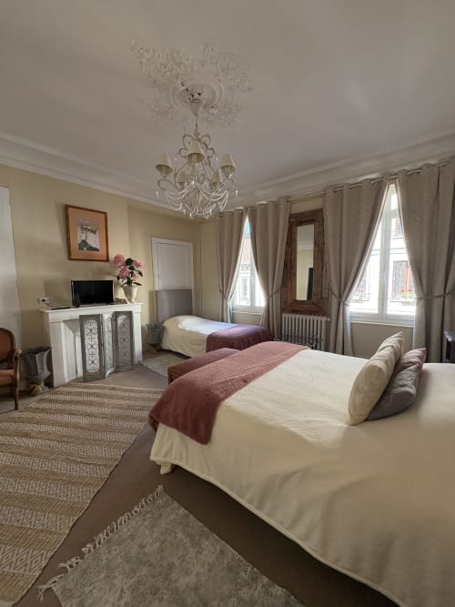 Suite Confort à Villa Aliénor Les Andelys avec lits jumeaux, lustre, cheminée et vue sur la ville
