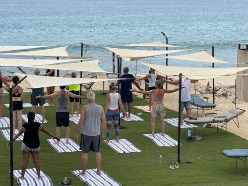 Clase de fitness grupal en Vidasoul frente al mar en La Vinorama bajo velas de sombra