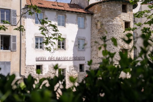 Hôtel Des Basses Pyrénées à Bayonne, France - Façade historique en pierre avec lierre