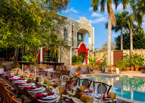 Elegante comedor al aire libre en Villa Merida Boutique Hotel con piscina y arquitectura colonial de piedra en Mérida
