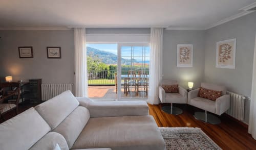Salón comedor con vistas al Mar en la casa de vacaciones Mar y Sol en Holibai Baiona