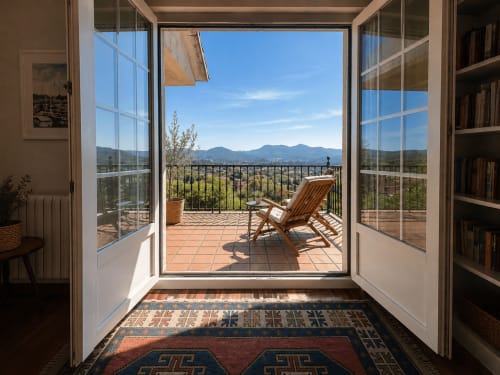 Puertas abiertas de la terraza de la Casa de tres plantas en Baiona con vistas a la montaña, tumbona de madera, vista al mar y balcón amueblado