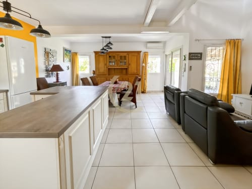 Villa moderne avec séjour décloisonné, cuisine, salle à manger et salon chez Century 21 L'Île-Rousse