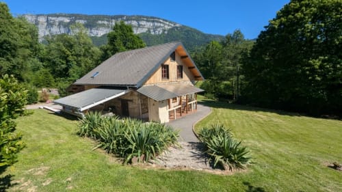 Les Grands Champs B&B à Attignat-Oncin avec vue sur les montagnes, architecture en bois et jardin verdoyant