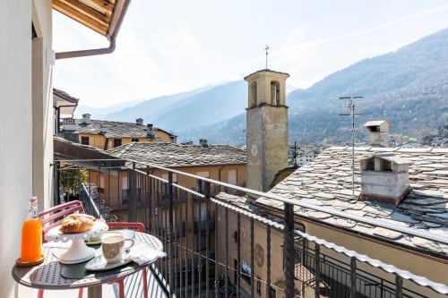Colazione in balcone con vista sulle montagne a Camere d'Aria, Locana: panorama del villaggio alpino e del campanile