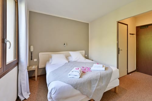 Chambre Provence à l'Hôtel Restaurant Le Verdon avec lit queen-size, literie blanche et vue sur la ville à Les Salles sur Verdon