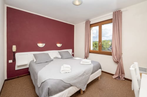 Chambre double contemporaine avec mur d'accent bordeaux et vue sur le lac à l'Hôtel Restaurant Le Verdon, Les Salles sur Verdon