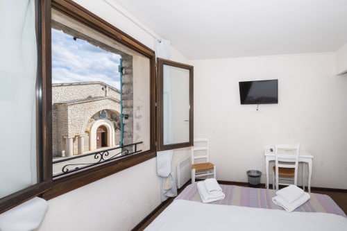 Chambre Lavande à l'Hôtel Le Verdon, vue sur le village et l'architecture en pierre des Salles-sur-Verdon