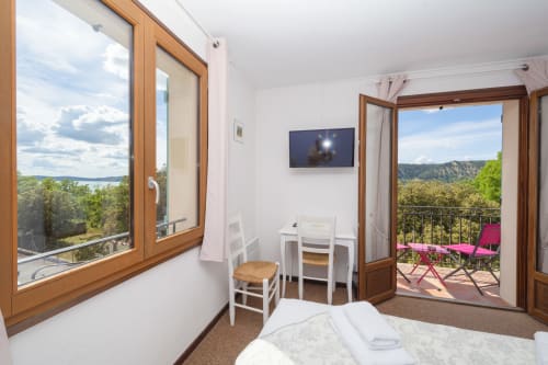 Chambre Verdon à l'Hôtel Le Verdon avec vue sur lac, fenêtres en bois, balcon et mobilier moderne donnant sur Les Salles sur