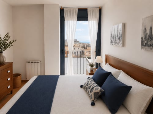 Dormitorio luminoso en apartamento Holibai, Baiona: cama de madera, balcón con vistas a la ciudad, cortinas blancas y comodidades modernas