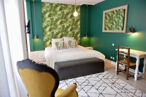 Chambre verte à La Domerie B&B à Saint-Chély-d'Aubrac avec mur à motifs de fougères et chaise jaune