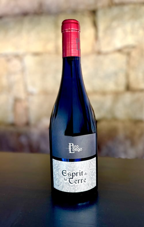 Bouteille de vin rouge Pero Longo « Esprit de Cerre » exposée au Domaine Pero Longo à Sartène, Corse