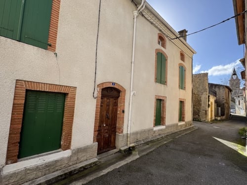 Maison en pierre historique du village de Les Pujols avec volets verts et portes en bois, Gîtes en Ariège
