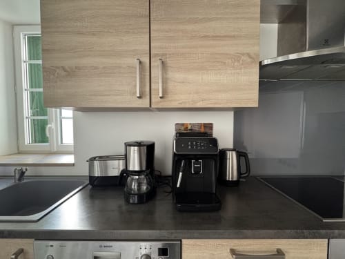 Cuisine moderne avec cafetière et électroménagers au Gîte Verniolle, chambres d'hôtes Ariège