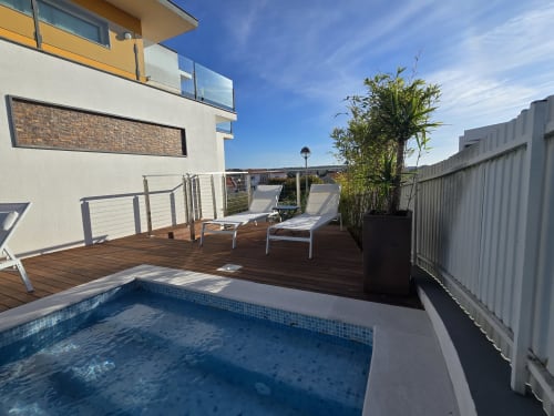 Terraço no telhado com piscina privada, espreguiçadeiras e vista para o mar na villa Casa Cliff em Sesimbra