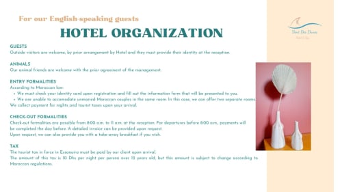 Vent Des Dunes hotel organization guide with white vases and dried flowers on pink background