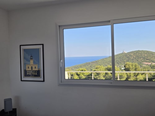Appartement vue mer à la Résidence Lésia à Corbara, affiche phare encadrée et panorama côtier