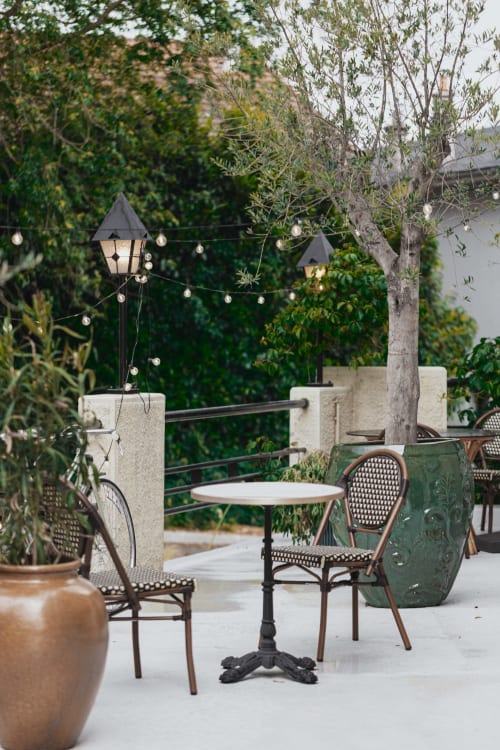 Terrasse élégante de l'Hôtel Savoy avec chaises bistrot, table ronde, lanternes et vue sur le lac du Bourget